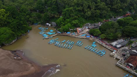 Luftaufnahme-Des-Baron-Beach-Mit-Hafen-Und-Schwimmenden-Fischerbooten-In-Indonesien-Aus-Der-Vogelperspektive