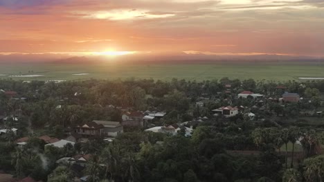 Asiatischer-Sonnenaufgang-Schöne-Luftdrohne-Palmen-Dorf-Indigene-Völker-Menschheit