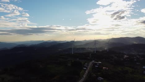 Blick-Auf-Die-Berge-Mit-Windmühlen