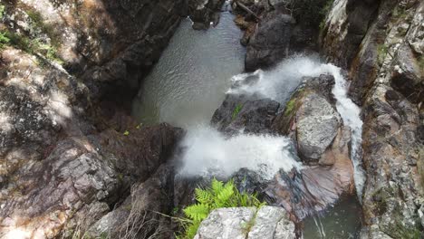 Zwillingswasserfälle,-Die-Eine-Erodierte-Felswand-Hinabstürzen-Und-In-Ein-Abgelegenes,-Bedeutendes-Einheimisches-Badeloch-Münden