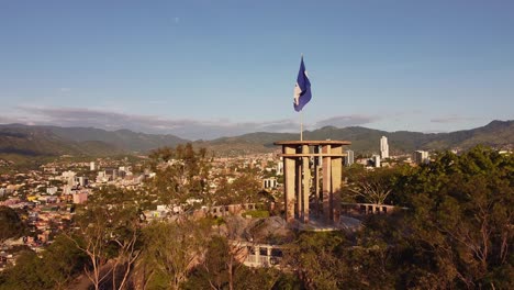 Blick-Auf-Die-Stadt-Tegucigalpa-In-Honduras-Mit-Der-Schwenkenden-Honduras-Flagge-Cerro-Juana-Lainez