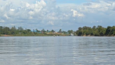 Río-Amazonas-Cerca-De-Iquitos,-Perú---Timelapse-4k