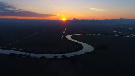 Drohne-Asiatischer-Fluss-Sonnenuntergang-Landschaft-Dschungel-Filmische-Luftüberführungsdrohne