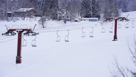 Hida-Ski-Resort-and-Chair-Lifts-in-the-Mountains-of-Japan,-4k-Establishing-Shot