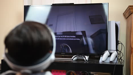 Un-Niño-Desempacando-Y-Configurando-Los-Auriculares-De-Realidad-Virtual-Sony-Ps5-Vr2