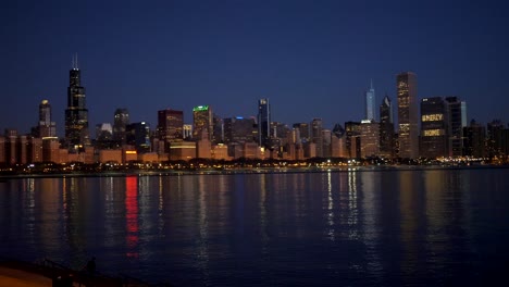 Chicago-Skyline-Nachtstadt-4k-Lake-Michigan