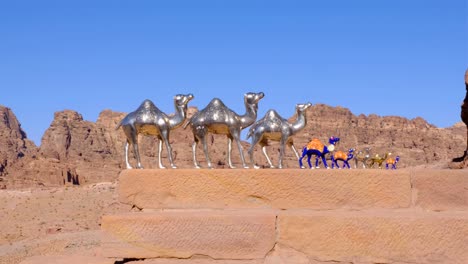 Auswahl-An-Souvenir-Kamelgeschenken-Für-Touristen,-Die-Das-Beliebte-Tourismusziel-Petra-In-Jordanien-Besuchen