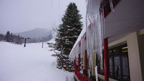 An-Verschneiten-Wintertagen-Bildet-Sich-Eis-Auf-Der-Skihütte