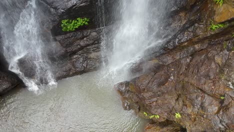 Cascadas-Gemelas-Y-Pozo-De-Agua-Natural-Para-Nadar,-Hogar-De-Los-Aborígenes-De-La-Nación-Bundjalung