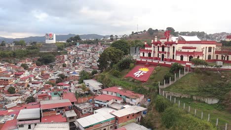 Blick-Auf-Die-Fassade-Von-Cuartel-4f-Und-Einen-Teil-Des-Viertels,-Gelegen-In-Der-Beliebten-Gegend-Namens-23-De-Enero,-Westlich-Von-Caracas,-Venezuela