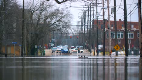 überschwemmte-Straße,-Polizei,-Hilflose-Autos,-Katastrophe,-Zerstörung,-Hurrikan,-Fluthilfe