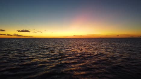 Wellen-Und-Sonnenuntergang-In-Aruba