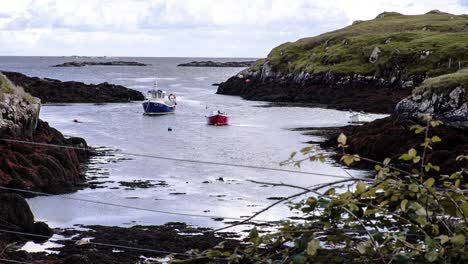 Zeitraffer-Einiger-Gestrandeter-Fischereifahrzeuge-Bei-Ebbe-Auf-Der-Insel-Barra,-Teil-Der-äußeren-Hebriden-Schottlands