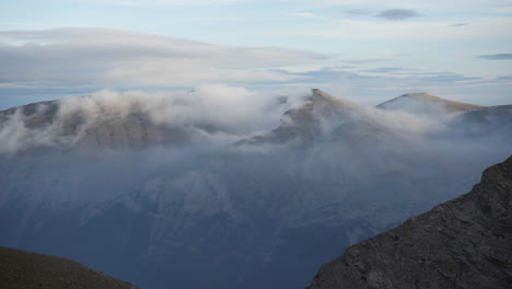 Timelapse-Nubes-Moviéndose-En-Los-Picos-De-Las-Montañas-Montaña-Olympus-Grecia