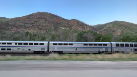 Tren-Amtrak-Acelera-A-Través-Del-Desierto-Travelling-Shot