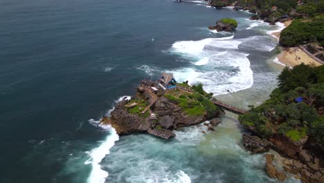 Aerial-top-down-shot-of-KUKUP-BEACH-WITH-CORAL-ISLAND,-YOGYAKARTA,-INDONESIA
