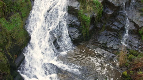 Ein-Wasserfall-Felsenbecken-Im-Peak-District-In-England