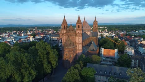 Luftaufnahme-Würmer-Dom-Deutschland-Reformation-Geschichte-Filmische-Drohne