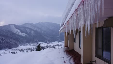 Winter-In-Japan,-Schnee-Auf-Der-Landschaft-Und-Eisbildung-Auf-Der-Lodge-4k