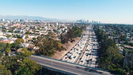 Luftaufnahme-Des-Los-Angeles-Freeway-Verkehrsauslegers,-Steigende-Fahrt,-Kalifornische-Stadtdrohne