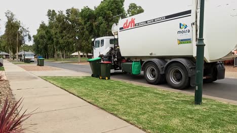 Yarrawonga,-Victoria,-Australia---17-February-2023:-Domestic-rubbish-truck-emptying-the-green-waste-bin-in-a-typical-suburban-street-in-Australia