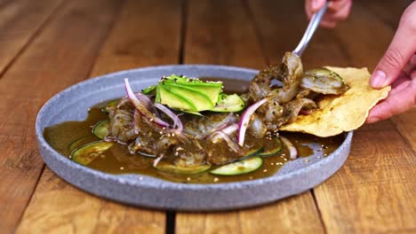 Aguachile-Teller,-Traditionelles-Mexikanisches-Gericht-Auf-Einem-Holztisch