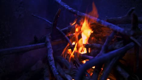 Zeitlupen-Nahaufnahme-Eines-Brennenden-Lagerfeuers-In-Der-Nacht