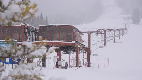Schnee-Fällt-An-Einem-Wintertag-In-Gifu,-Japan,-über-Das-Skigebiet,-Aufnahme-In-Zeitlupe