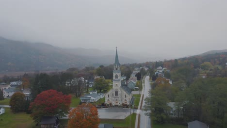 Aerea-Iglesia-Nueva-Inglaterra-Brumoso-Dia-Mountians-Nueva-York-Vermont-Dron