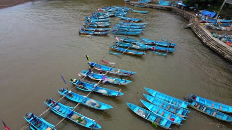 Toma-Aérea-De-Arriba-Hacia-Abajo-De-Un-Barco-Pesquero-Tradicional-Anclado-En-El-Puerto-De-Baron-Beach,-Yogyakarta