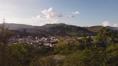 Blick-Auf-Die-Stadt-Mit-Einem-Kurzen-Blick-Auf-Das-Nationalstadion-Chelato-Ucles-Honduras-Tegucigalpa