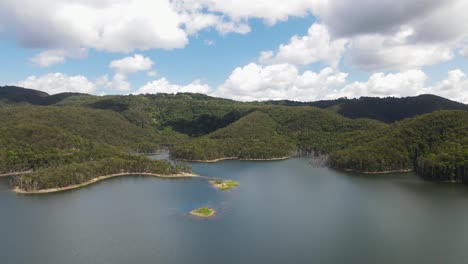Panoramablick-Auf-Den-Hinze-Staudamm-Und-Den-Springbrook-Nationalpark-An-Der-Goldküste-Australiens