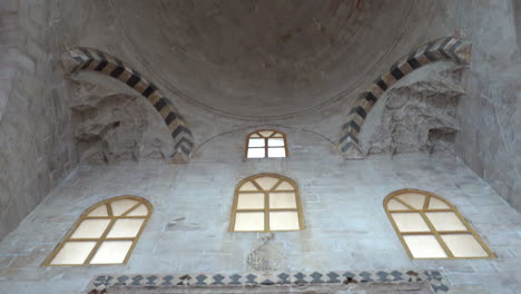 Arabische-Inschriften-Mit-Außergewöhnlichem-Mauerwerk-Auf-Dem-Türrahmen-Der-Zinciriye-Madrasa-Und-Blick-Auf-Die-Kuppel