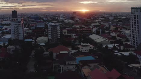 Luftaufnahme-Einer-Asiatischen-Stadt-Bei-Sonnenuntergang,-Städtischer-Drohnen-Sonnenaufgang,-Phnom-Penh,-Kambodscha