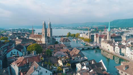 Luftaufnahme-Der-Kirche-Zürich-Schweiz,-Die-über-Die-Reformationsgeschichte-Der-Stadt-Grossmünster-Fegt
