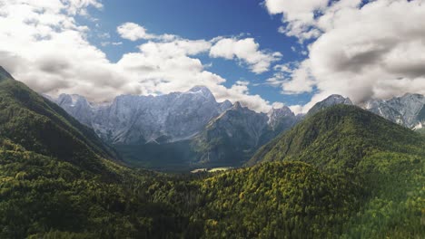 Wunderschönes-Großes-Gebirgstal-In-Italien,-Julische-Alpen,-Drohnenaufnahme-Aus-Der-Luft,-Sonnige-Grüne-Bäume,-Blauer-Himmel-Mit-Wolken,-Idyllisches-Reiseziel,-Tourismus,-Urlaubsort