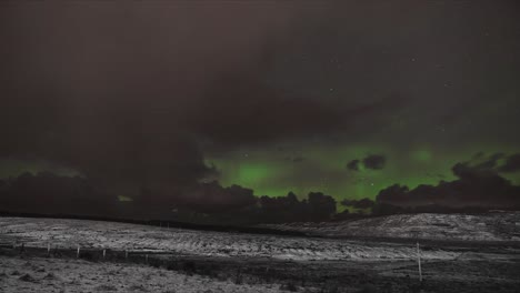 Time-lapse-of-the-aurora-borealis-on-a-snowy-night