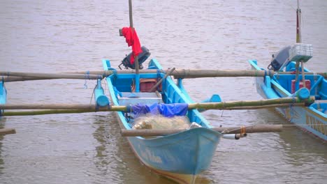 Barcos-De-Pescadores-Anclados-En-La-Playa---Pescador-Tradicional-De-Indonesia