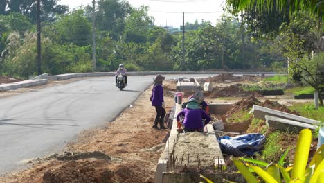 Mujeres-Migrantes-Birmanas-Trabajan-En-Un-Proyecto-De-Construcción-De-Carreteras-En-Tailandia,-Cámara-Lenta