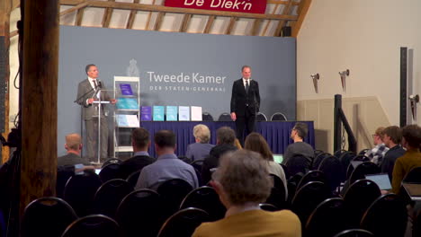 Tom-Van-Der-Lee-Von-Der-Parlamentarischen-Kommission-Für-Gasförderung-In-Groningen-Gibt-Vor-Der-Presse-Eine-Erklärung
