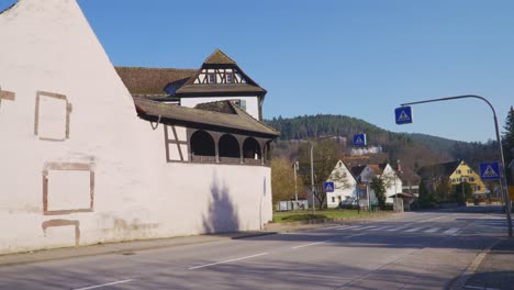 Große-Gebäudewände-Mit-Blick-Auf-Mittelalterliche-Kirchenruinen-In-Der-Stadt,-Entdeckt-In-Baden-Baden-In-4k