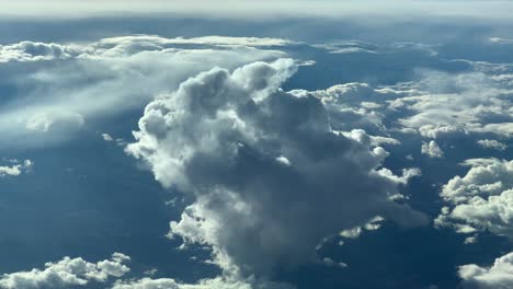 Luftaufnahme-Einer-Winzigen-Kumuluswolke,-Aufgenommen-Aus-Einem-Jet-Cockpit,-Die-In-12.000-M-Höhe-Fliegt