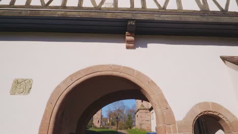 Grandes-Muros-De-Construcción-Y-Puerta-Con-Vistas-A-Las-Ruinas-De-La-Iglesia-Medieval-En-El-Pueblo-Descubierto-En-Baden-Baden-En-4k
