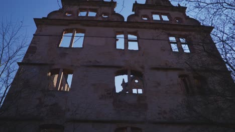 Silhouette-Mittelalterlicher-Gefängnisruinen,-Entdeckt-In-Baden-Baden-In-4k