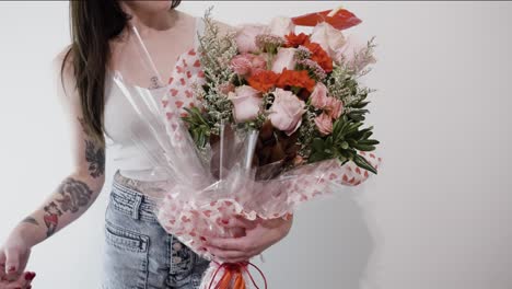 A-florist-modeling-her-bouquet