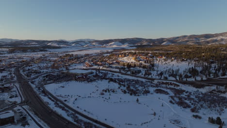 Luftaufnahme-Von-Häusern-In-Den-Rocky-Mountains