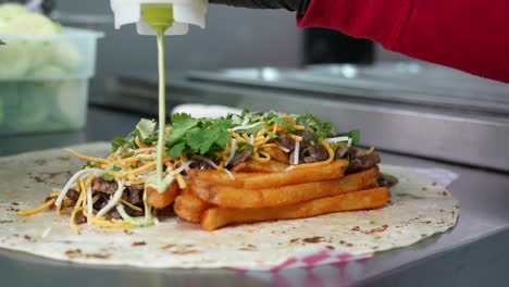 Hinzufügen-Von-Frischer-Guacamole-Zu-Einem-Kalifornischen-Burrito-–-Food-Truck-Serie
