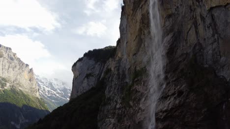 Staubbach-Fällt-Wasserfall-In-Lauterbrunnen-Schweiz-Alpen-Berge