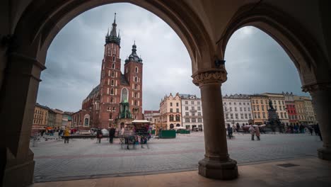 Time-lapse-of-Basilica-of-Saint-Mary-framed-by-the-gothic-arch's-of-Rynek-Główny-in-the-marked-main-square-of-Krakow
