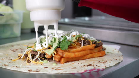 Sauerrahm-In-Einen-Kalifornischen-Burrito-Spritzen-–-Food-Truck-Serie
